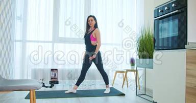 在线瑜伽课程，<strong>年轻女子</strong>正在瑜伽垫上<strong>拉伸</strong>，录音，4k